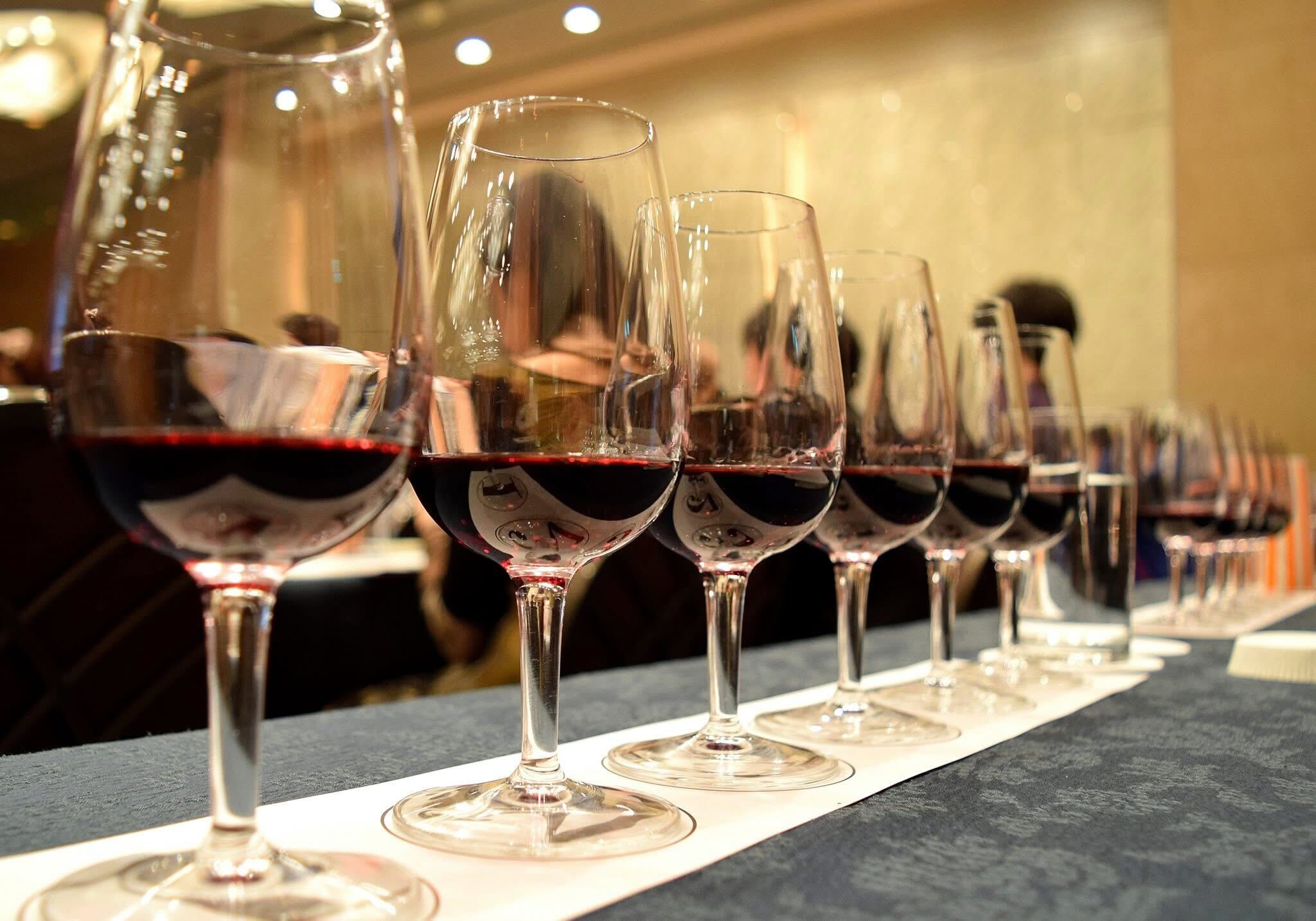 ブラインドテイスティング - ワインテイスティングの様子